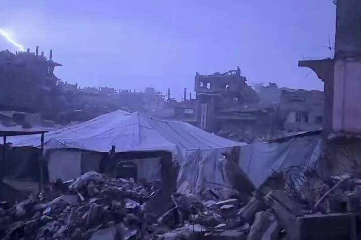 فیلم/ بارش شدید باران بر چادر آوارگان غزه