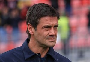 سیگارهای متوالی دلیل تأخیر یک سرمربی برای حضور در نشست خبری!