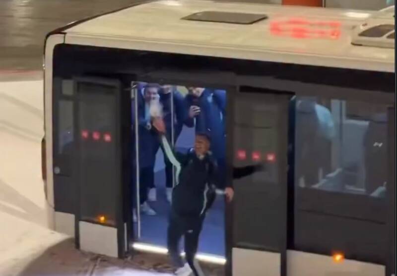 فیلم/ برف بازی کردن بازیکنان اتلتیک بیلبائو در فرودگاه پراگ