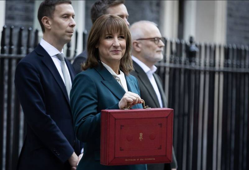 تیغ مالیات تاریخی بر اقتصاد نیمه‌جان انگلیس