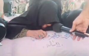 فیلم/ لحظه وداع مادر شهید عبدالله صالحی با شهید گمنام