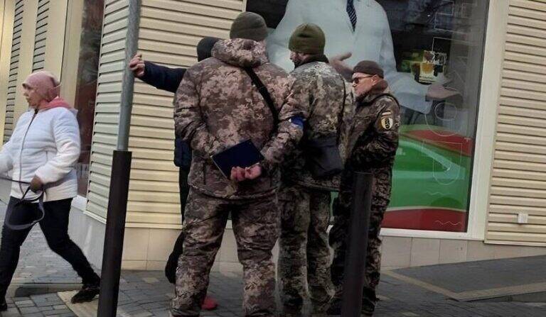 شکار مردان برای جبهه جنگ به شغلی خطرناک تبدیل شده است/ «بزن و در برو» تاکتیک شهروندان اوکراینی برای فرار از سربازگیری +عکس و فیلم