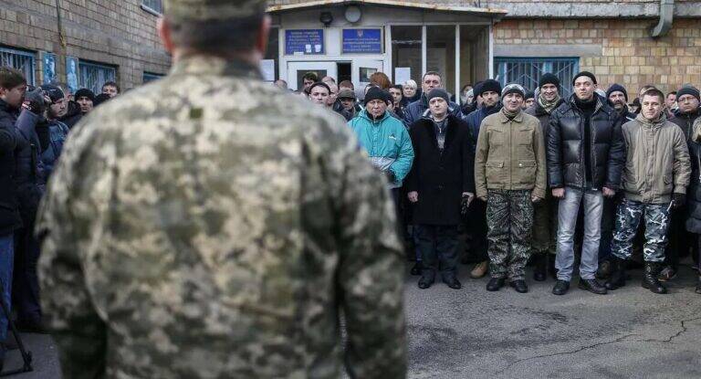 شکار مردان برای جبهه جنگ به شغلی خطرناک تبدیل شده است/ «بزن و در برو» تاکتیک شهروندان اوکراینی برای فرار از سربازگیری +عکس و فیلم