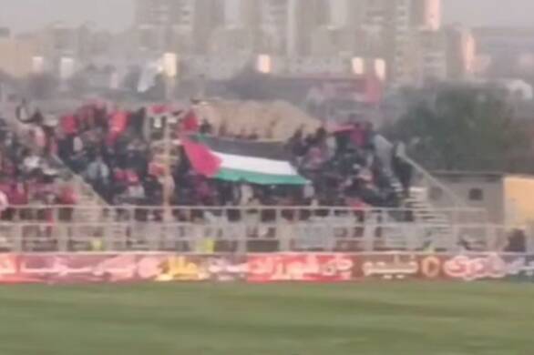 فیلم/ پرچم فلسطین در دستان هواداران تراکتور