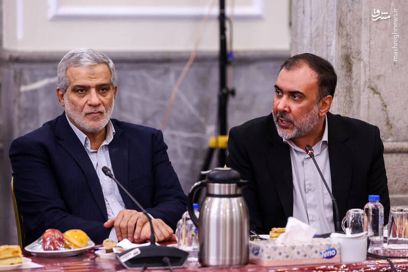 عکس / نشست صمیمانه قالیباف با مدیران رسانه‌های کشور 47