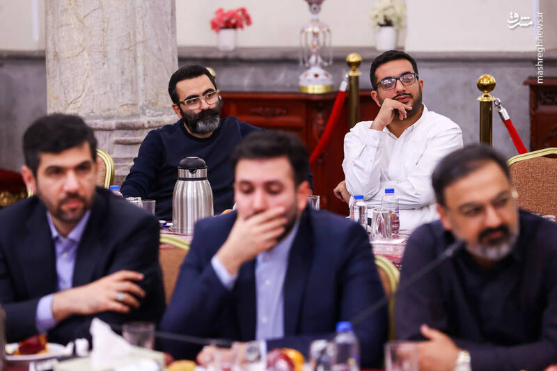عکس / نشست صمیمانه قالیباف با مدیران رسانه‌های کشور 46