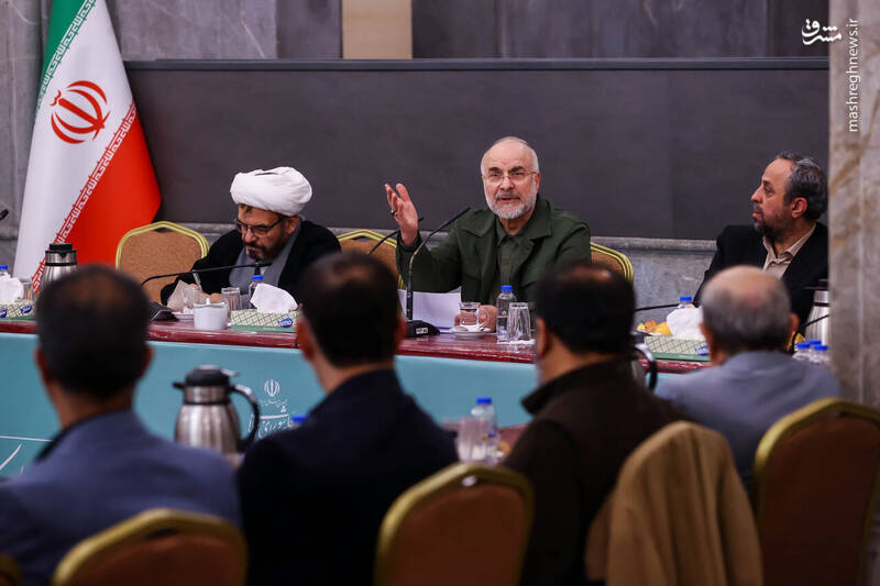 عکس / نشست صمیمانه قالیباف با مدیران رسانه‌های کشور 30