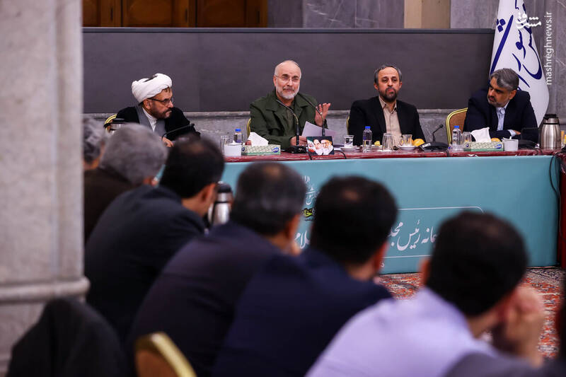 عکس / نشست صمیمانه قالیباف با مدیران رسانه‌های کشور 41