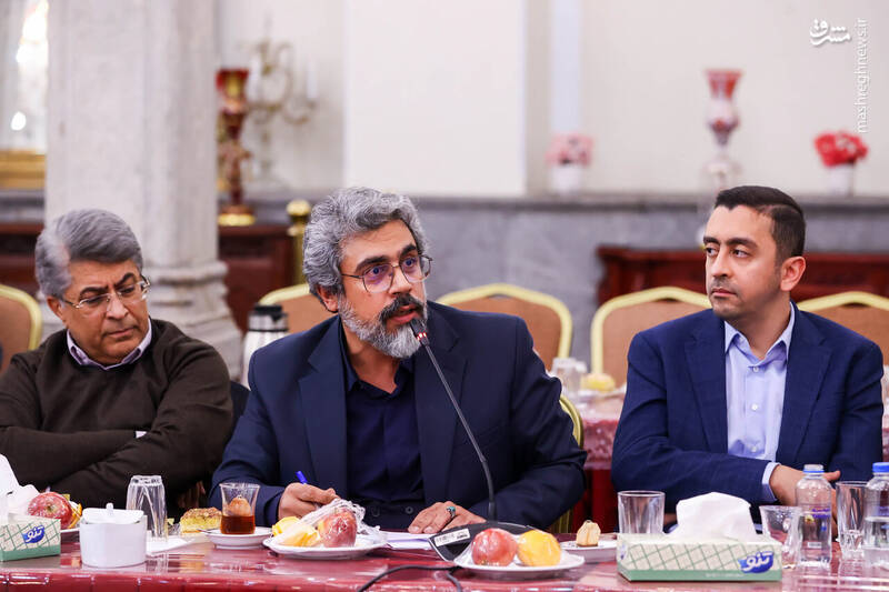 عکس / نشست صمیمانه قالیباف با مدیران رسانه‌های کشور 18