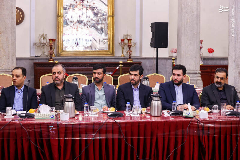 عکس / نشست صمیمانه قالیباف با مدیران رسانه‌های کشور 13