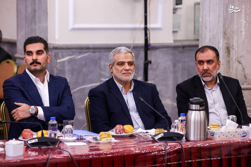 عکس / نشست صمیمانه قالیباف با مدیران رسانه‌های کشور 8
