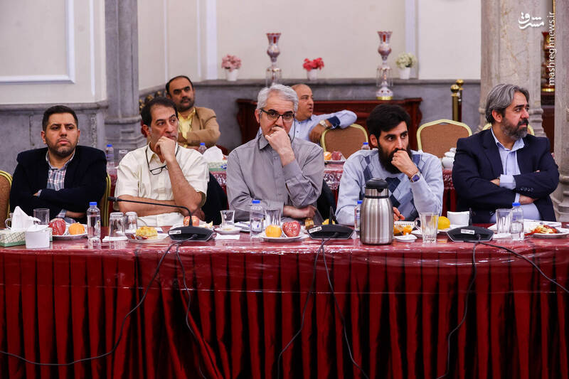 عکس / نشست صمیمانه قالیباف با مدیران رسانه‌های کشور 6