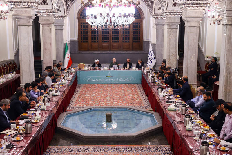 عکس / نشست صمیمانه قالیباف با مدیران رسانه‌های کشور 36