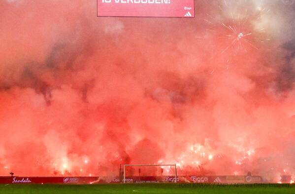 آژاكس،بازي،هواداران،فوتبال،پرتاب،داور،هلند