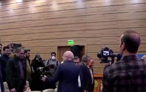 فیلم / ورود رئیس مجلس به نشست رسانه‌ای