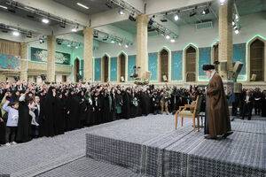 عکس / دیدار هزاران نفر از زنان و دختران با رهبر انقلاب