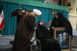 عکس/ حضور مادر شهیدان باقری در حسینیه امام خمینی(ره)