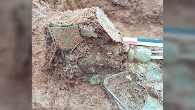 زن،گور،كشف،برنزي،واژگون،تاج،ميلاد،سر،توجه،داده_شده_بود