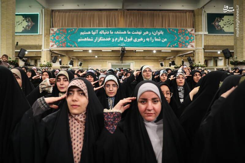 عکس/ سلام نظامی دختران ایران در دیدار با رهبر انقلاب