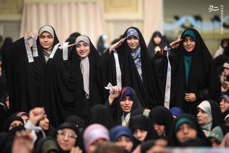 عکس / سلام نظامی دختران ایران در دیدار با رهبر انقلاب 2