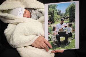 ماجرای یک عکس دردناک از نوزاد در آغوش پدر شهیدش