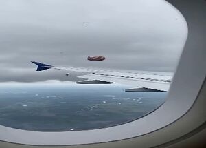 فیلم/ لحظه وحشتناک برخورد صاعقه با بالن مسافربری!