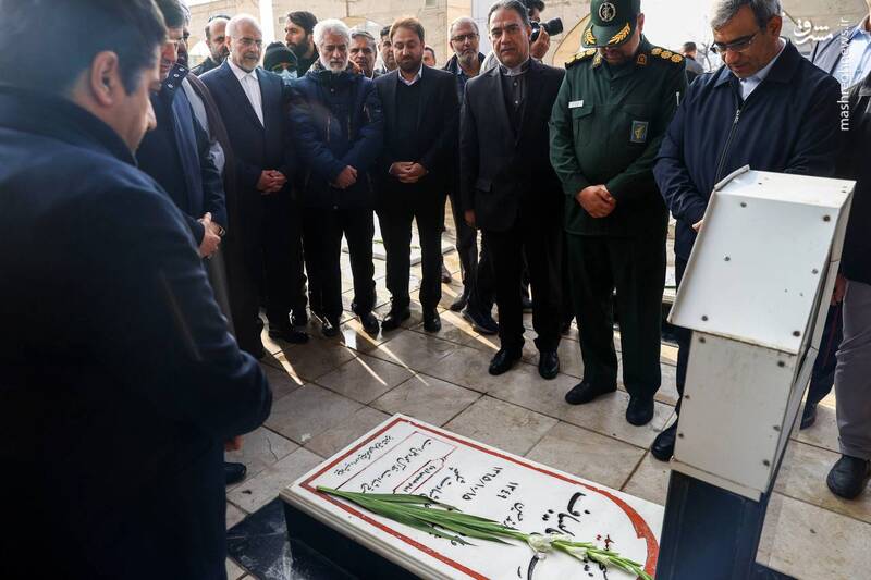 عکس / حضور رئیس مجلس در گلزار شهدای طرقبه 5