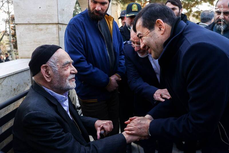 عکس / حضور رئیس مجلس در گلزار شهدای طرقبه 4