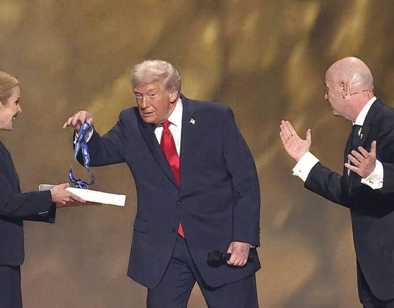 عکس/ شکلک ترامپ هنگام گرفتن مدال صلح قلابی