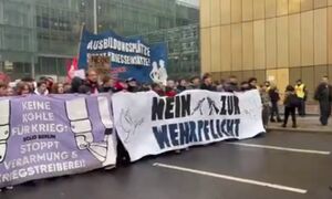 تظاهرات دانش آموزان آلمانی علیه سربازی اجباری