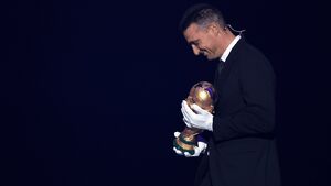 راز دستکش سفیدی که جام‌جهانی را حمل کرد + عکس