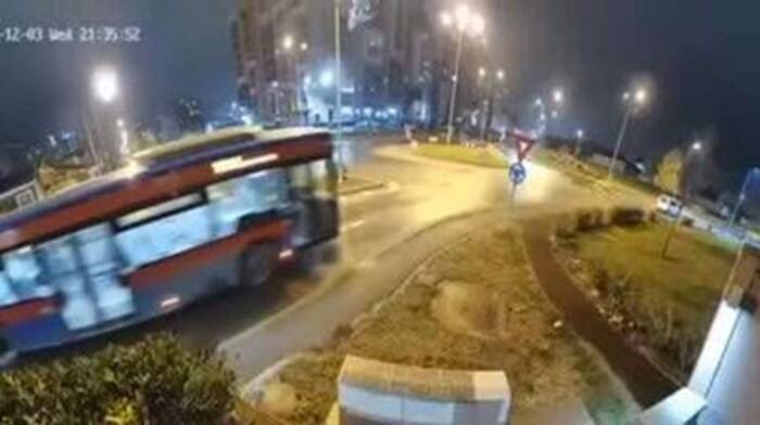 فیلم/ پرواز یک مرسدس بنز از روی چند خودرو در رومانی