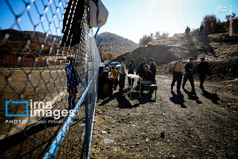 عکس / فوتبال زیر سایه درختان بلوط 23