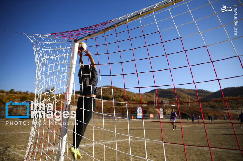 عکس / فوتبال زیر سایه درختان بلوط 12