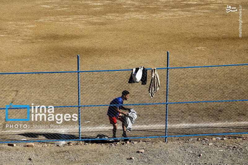 عکس / فوتبال زیر سایه درختان بلوط 9