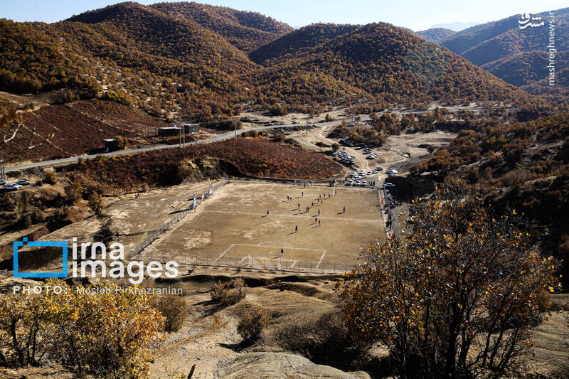 عکس / فوتبال زیر سایه درختان بلوط 3