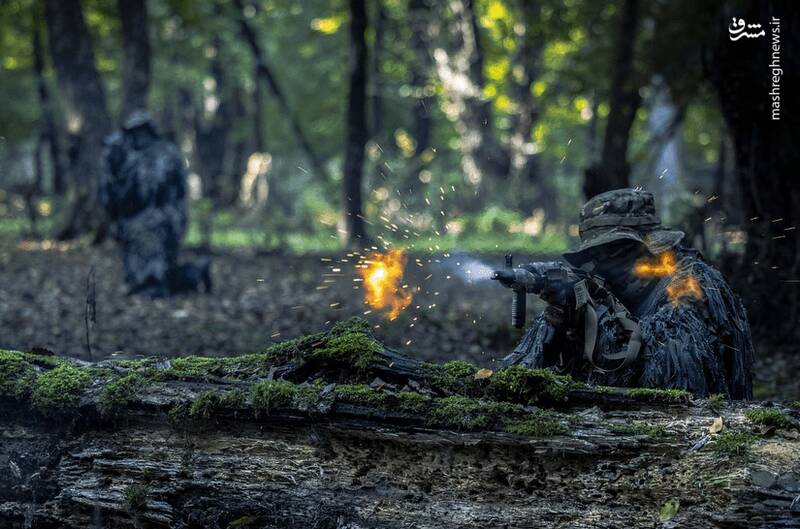 عکس/ تمرین تخصصی رزم در جنگل توسط یگان ویژه فاتحین