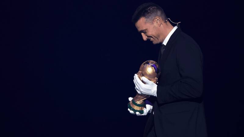 راز دستکش سفیدی که جام‌جهانی را حمل کرد + عکس 2