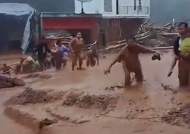 فیلم/ سیلاب اندونزی با بیش از ۹۰۰ کشته