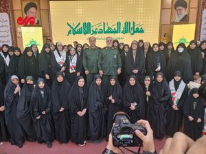 عکس یادگاری فرمانده کل سپاه با دانشجویان دانشگاه امام حسین(ع)