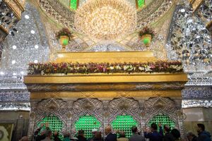 گل‌آرایی ضریح نورانی سیدالشهدا برای ولادت مادر سادات