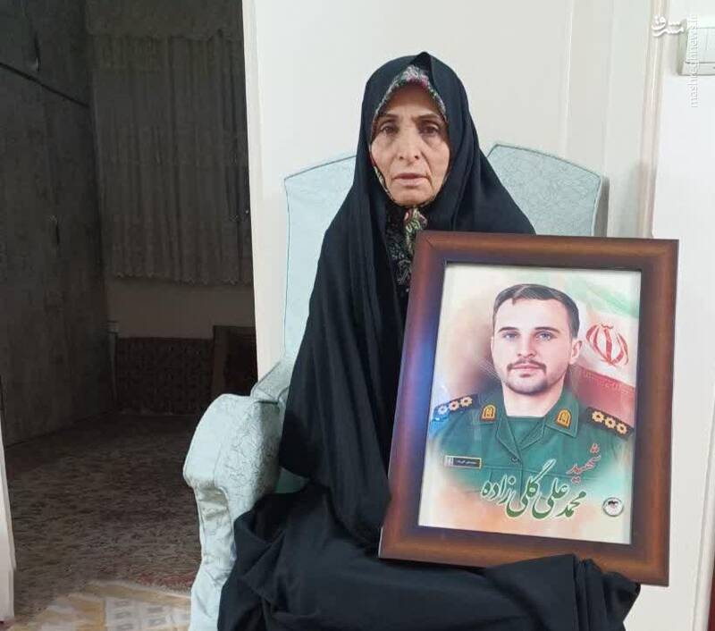 پرچمی برافراشته در میان مردم بود