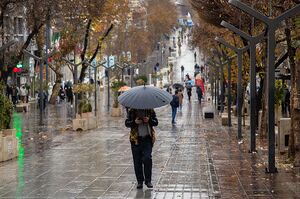 چتر باران بر سر مردم در کردستان