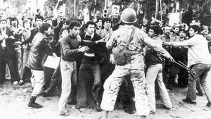 گل‌به‌خودی رضا پهلوی در روز دانشجو + عکس