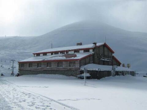 بارش شدید برف در ایستگاه هفت توچال