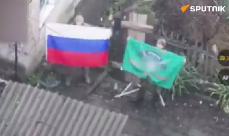 فیلم/ اهتزاز پرچم روسیه در روستایی در اوکراین