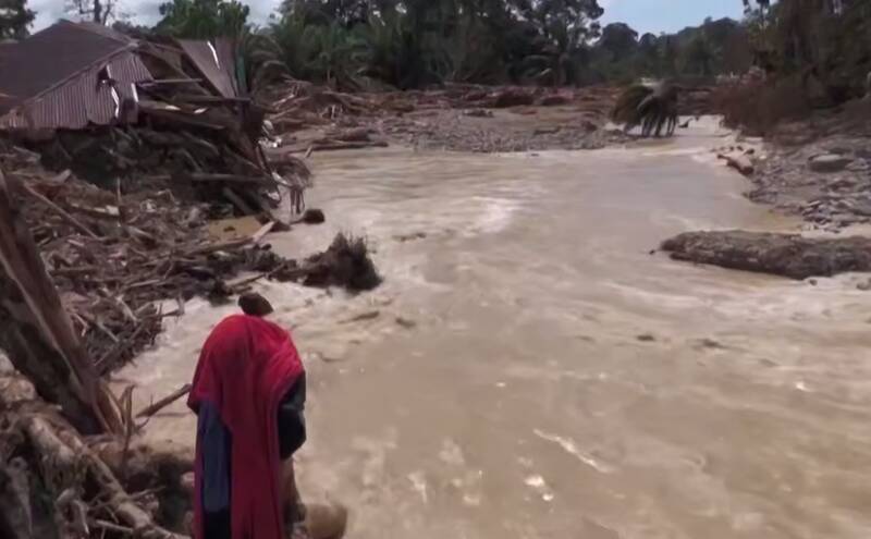 فیلم/ سیلاب هولناک در اندونزی با ۱۲۰۰ کشته!