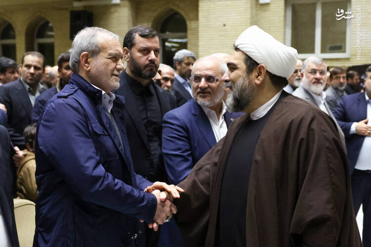 عکس / حضور پزشکیان در مراسم ختم خانواده سقاب اصفهانی 11