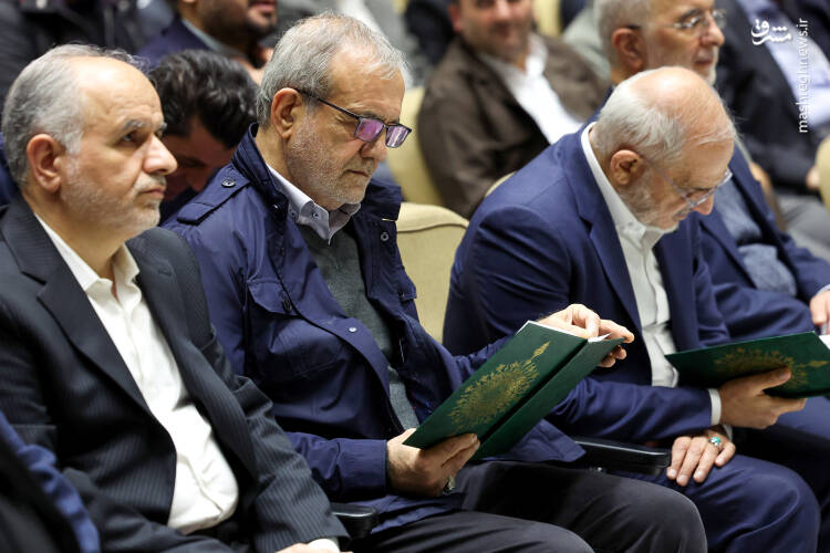 عکس / حضور پزشکیان در مراسم ختم خانواده سقاب اصفهانی 6