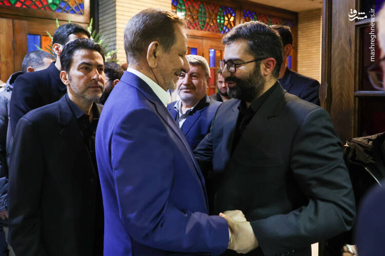 عکس / حضور پزشکیان در مراسم ختم خانواده سقاب اصفهانی 15